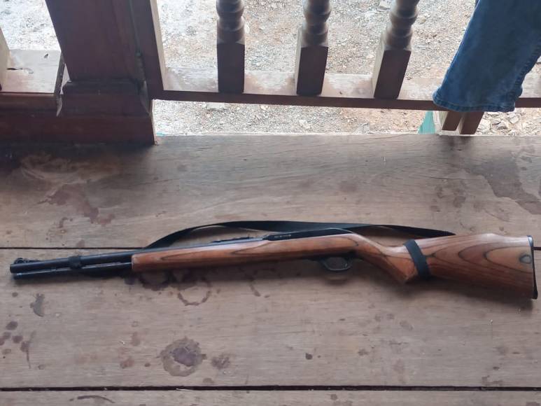 Un fusil, calibre 22, fue otro de los objetos decomisados en el allanamiento. 