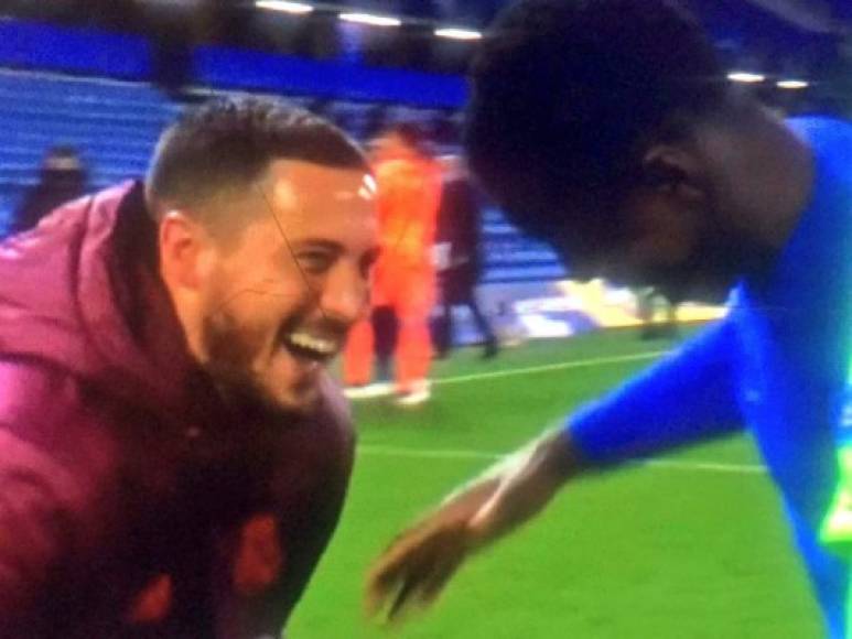 Resulta que Eden Hazard fue captado riéndose al final del partido junto a unos futbolistas del Chelsea, sus excompañeros.