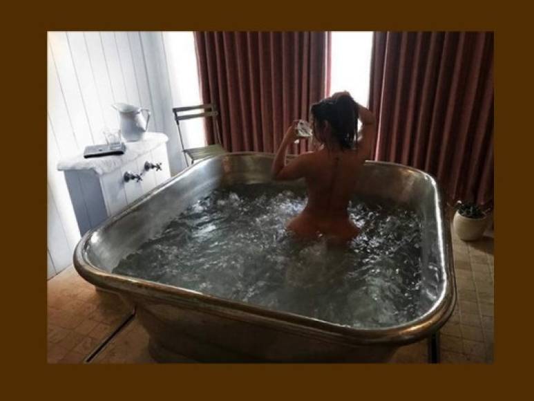 Con copa en mano y metida en la bañera, la ex Miss Bum Bum robó suspiros en Instagram.