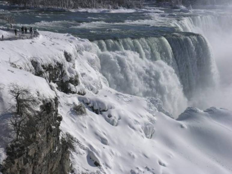 Las fotos de las cataratas se han convertido en una atracción mundial en los últimos días, ya que las bajas temperaturas las covirtieron en un espectáculo de hielo.<br/>