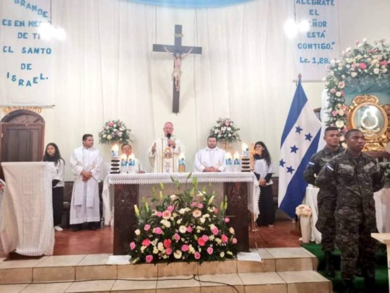 La parroquía Sagrado Corazón de María de Roatán estuvo adornada con hermosas flores.