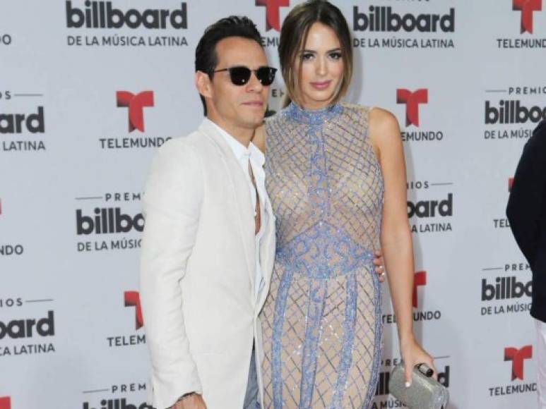 El salsero neoyorquino de origen puertorriqueño Marc Anthony y la modelo venezolana Shannon de Lima quedaron oficialmente divorciados hoy en Miami (EE.UU.) tras dos años de matrimonio.