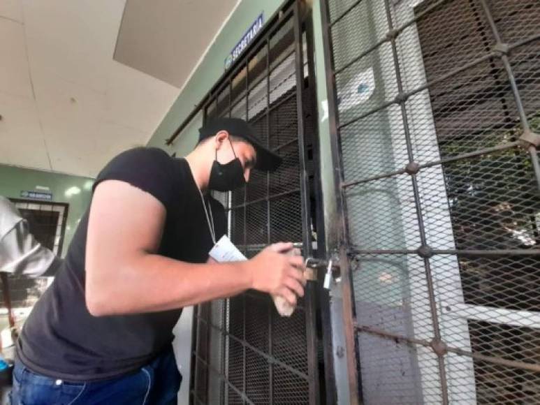 En la escuela Petronila Villalobos de El Progreso, Yoro, tuvieron que romper con una piedra el candado de una aula de clases, luego que simpatizantes de los partidos Libre y Liberal se acusaran mutuamente de no entregar las llaves.