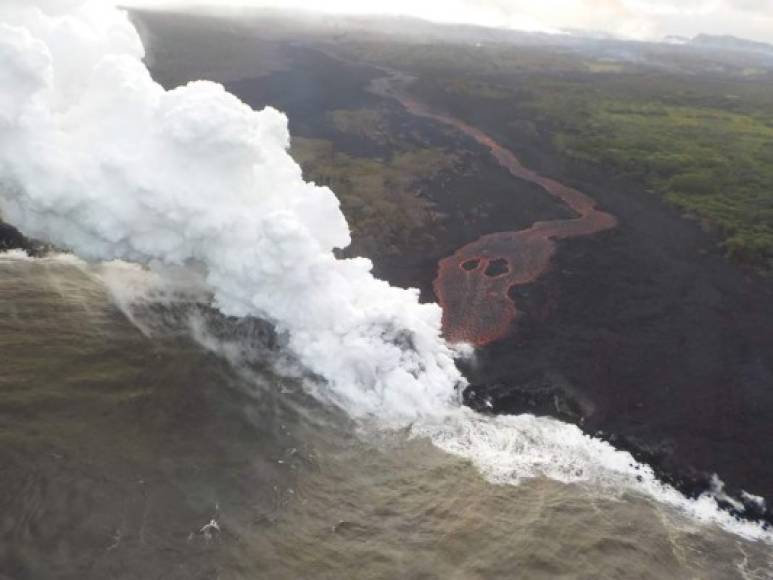 Los vientos desde el volcán 'puedan experimentar niveles variables' de humo volcánico, una especie de niebla que se forma cuando las emisiones reaccionan al oxígeno, la humedad, el polvo y la luz solar, dijo el USGS.
