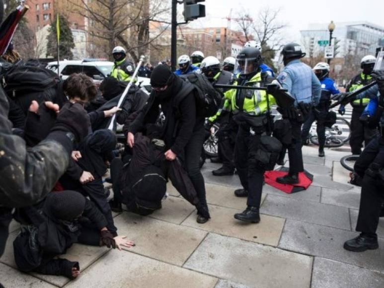 Las escenas de la actuación policial en el Capitolio contrastaron con las registradas en las masivas protestas contra el racismo en julio pasado en Estados Unidos, donde los agentes reprimieron duramente a los manifestantes antiracistas.