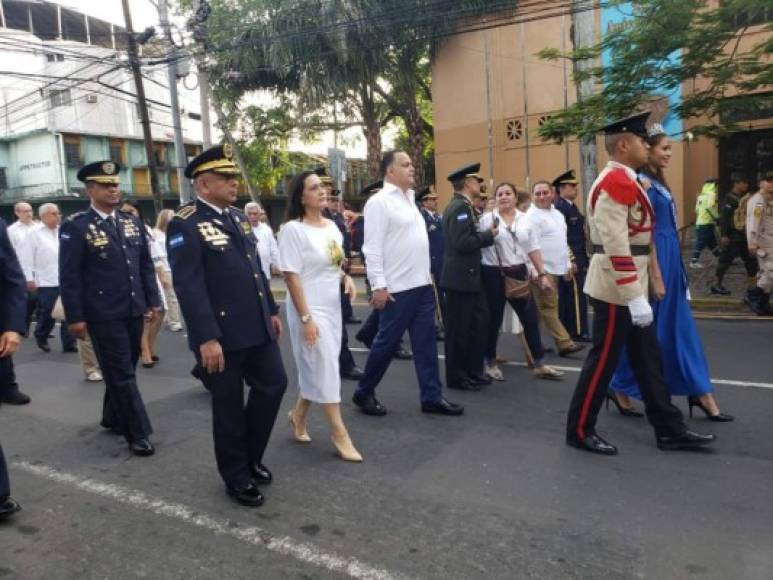 El alcalde Armando Calidonio junto a otras autoridades locales encabezando el desfile.