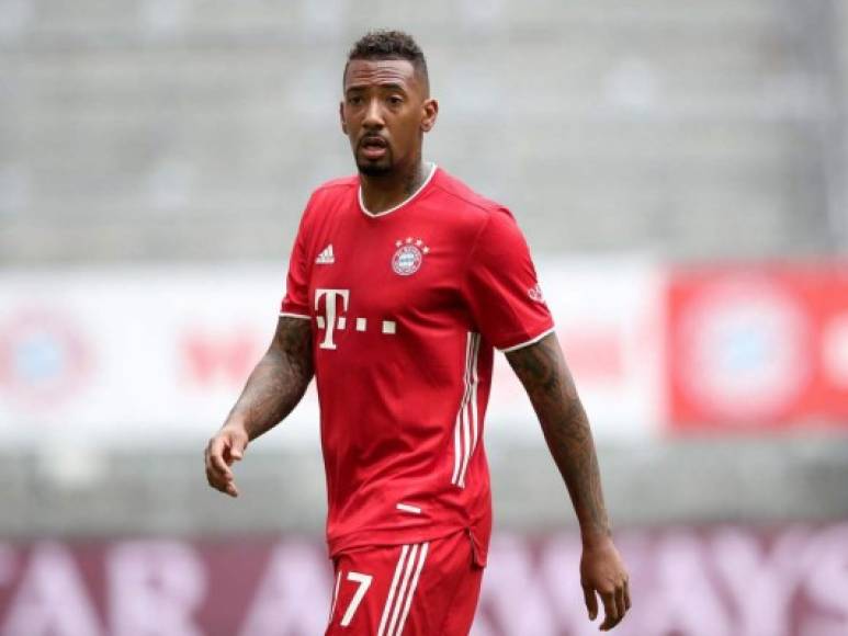 Jerome Boateng está en las puerta de salida del Bayern Múnich. Según informa Bild Sport, el club alemán escucha ofertas por el central de 31 años, que tiene contrato hasta junio del año que viene. A pesar de que al jugador no le hace mucha gracia abandonar la entidad y querría renovar, el club bávaro tiene bastante claro que su salida es inminente.