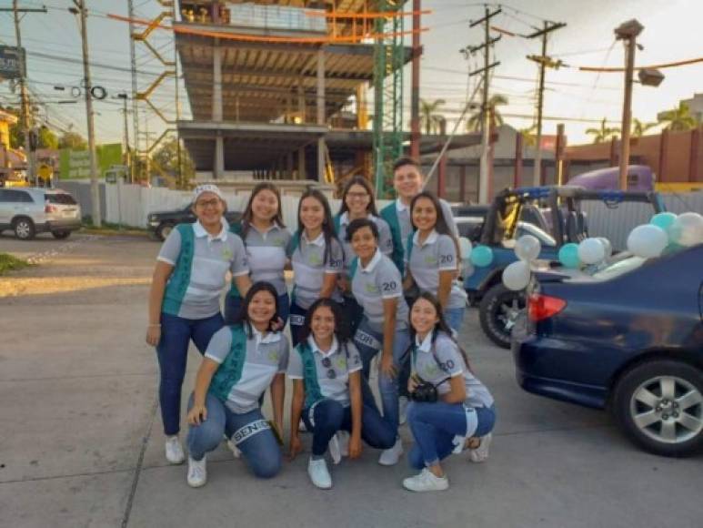 Iris Cruz, Camila Gómez, Jennifer Paz, Sherelyn Vásquez, Sharon Alas, José Melgar, Abby Mejía con Yanira Interiano, Dinorah Varela e Isis Canales.