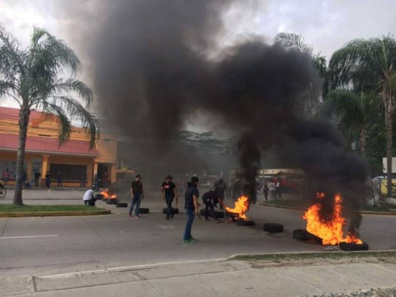 Un grupo de integrantes del Frente de Reforma Universitaria (FRU) de la Universidad Nacional Autónoma de Honduras en el Valle de Sula (UNAH-VS) cerraron el paso en un tramo del bulevar Micheletti.