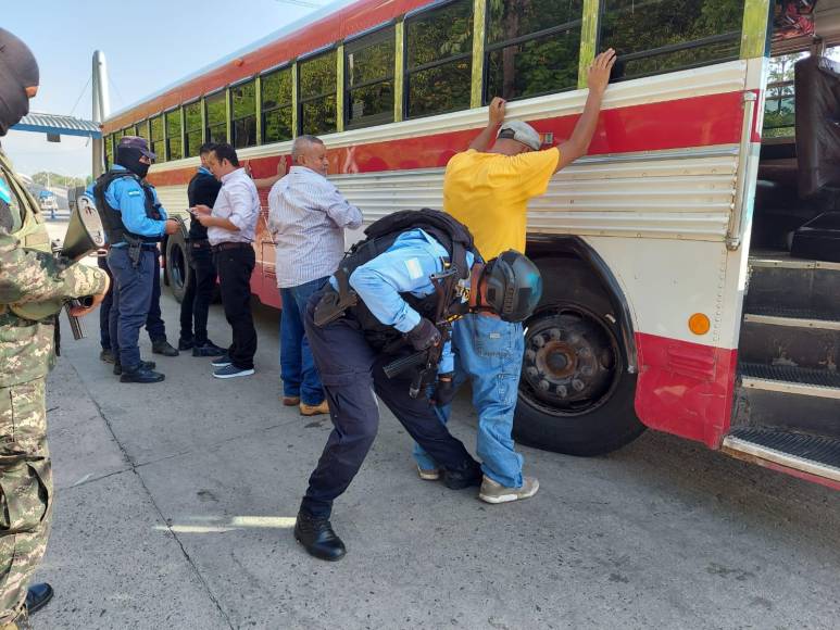 En un retén policial ubicado en la antigua caseta de peaje que conduce al municipio de La Lima, Cortés, se está deteniendo a los autobuses para requisar a los pasajeros.