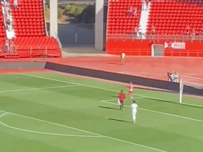 Lucas Robertone, futbolista del Almería dio una vuelta olímpica en el Power Horse Stadium en el que le pidió disculpas a los aficionados que asistieron al choque ante Getafe.