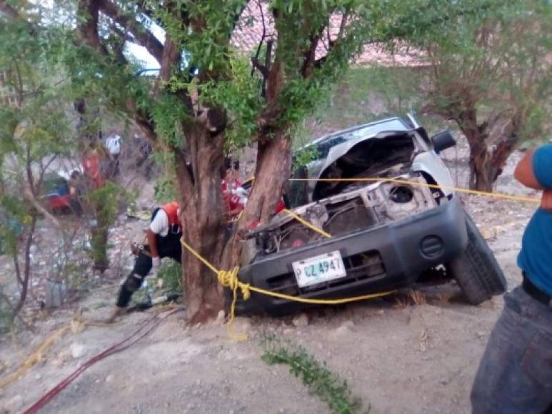 El vehículo tipo pick up se volcó en la aldea Jocomico en la carretera que va de Tegucigalpa hacia el sur de Honduras.