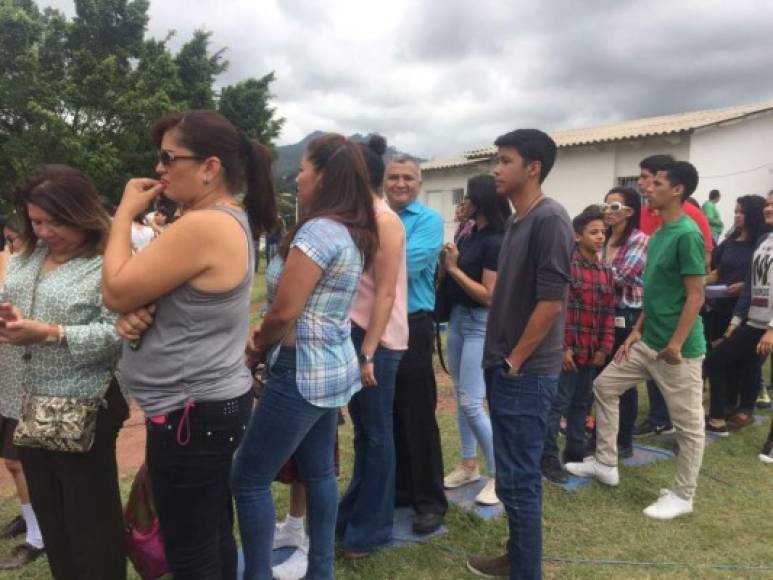 Decenas de capitalinos han llegado al Observatorio Astronómico de la Universidad Nacional Autónoma de Honduras (Unah) a presenciar el eclipse solar parcial.
