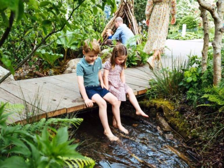 Las fotos muestran a los pequeños príncipes, Jorge de cinco años y Carlota de cuatro, jugando descalzos y mojándose en un riachuelo.