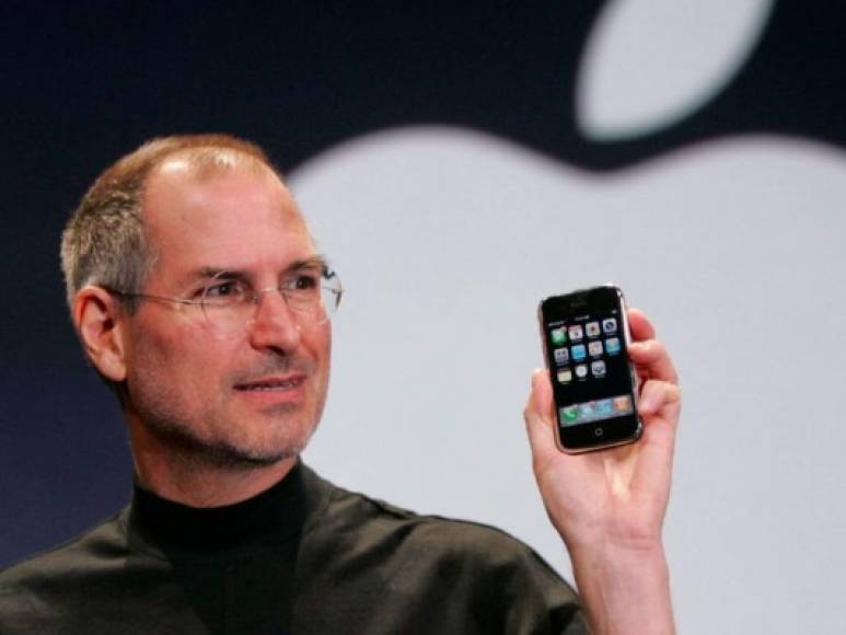 Steve Jobs presentando el iPhone en 2007. Jobs, fallecido en 2011, vivió lo suficiente para ver el éxito que su innovador teléfono cosechó.