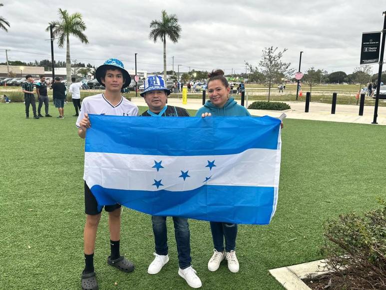 Los hinchas catrachos llegaron en familia para ver a la Selección de Honduras en el amistoso contra Islandia.