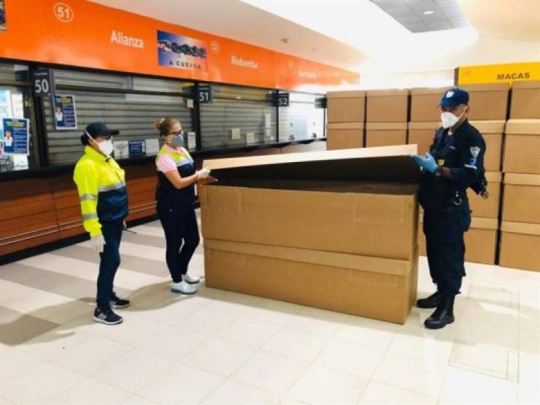 El municipio de Guayaquil informó el sábado que había recibido las primeras 200 cajas mortuorias de cartón prensado, para poder 'brindar una digna sepultura a las personas fallecidas durante esta emergencia sanitaria'.