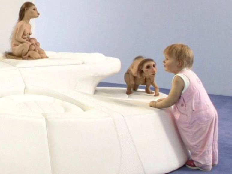 Aunque la 'niña perro' solo existe en la imaginación de la artista del hiperrealismo australiana Patricia Piccinini que en 2003 plasmó esta obra llamada 'We are family', siendo esta pieza retocada para darle vida al mito de la 'niña perro'.