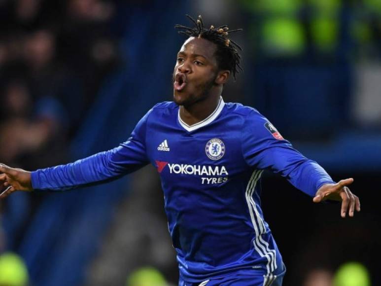 Michy Batshuayi, actual jugador del Chelsea al que intentan buscar acomodo, podría estar siendo sondeado por el Monaco, según The Sun. El joven futbolista sabe que no entra en los planes de Conte y deberá buscar una salida.