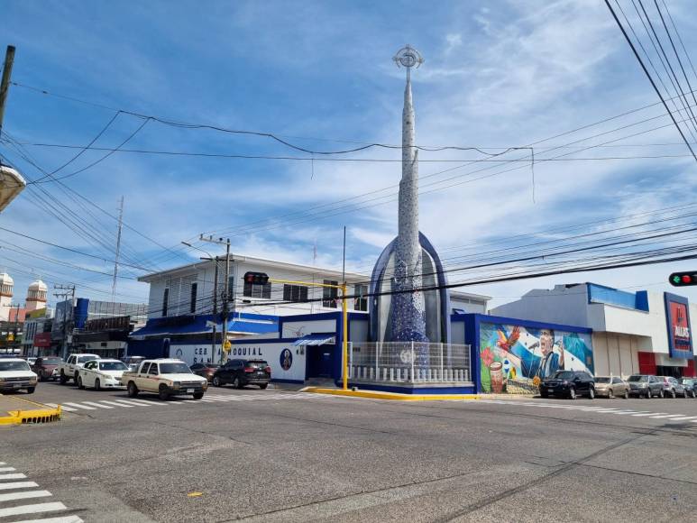 El obelisco está ubicado entre la avenida San Isidro y la 11 calle del barrio El Centro de La Ceiba.