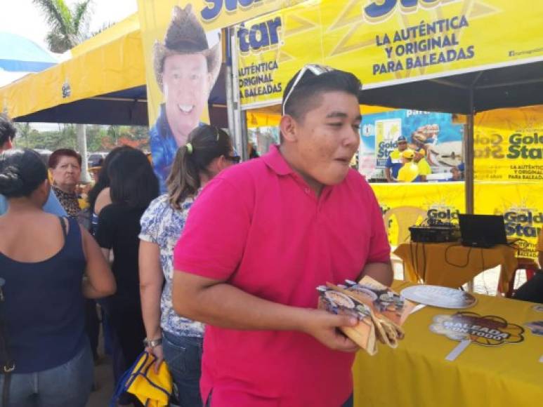 Al lugar se están abocando cientos de ciudadanos para degustar de forma gratuita de 15 mil baleadas que se repartirán hoy en Expocentro.