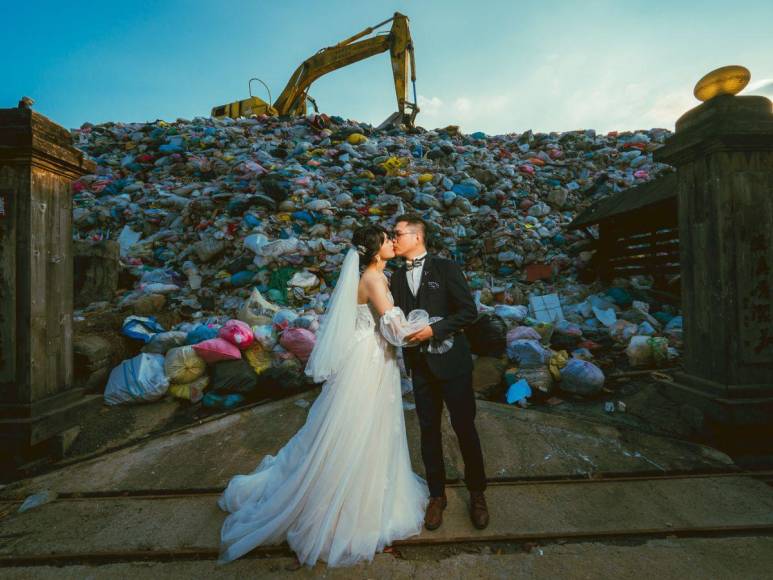 Una pareja de enamorados decidió que su sesión de fotografías como esposos fuera entre la basura para concienciar a sus invitados de generar residuos inútiles y reciclar