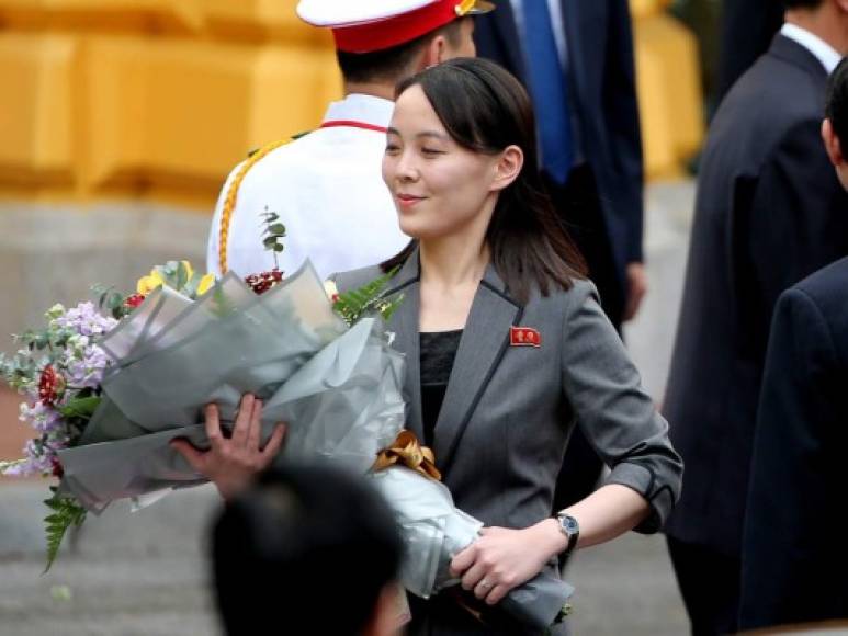 Yo-Jong, de 30 años, es la única de los hermanos con un título académico oficial y mantiene una relación especial con el dirigente actual, con el que comparte madre, la exbailarina Ko Yong Hui, una de las mujeres de Kim Jong-Il, quien se casó varias veces.