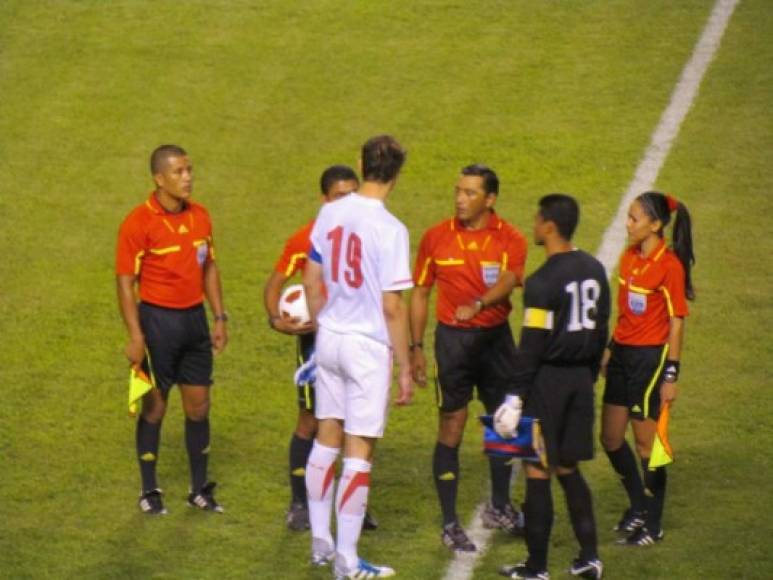 Incluso, Zigic capitaneó a Serbia en encuentro que esa selección disputó en el estadio Olímpico ante Honduras en 2011. En imagen, junto a Noel Valladares.