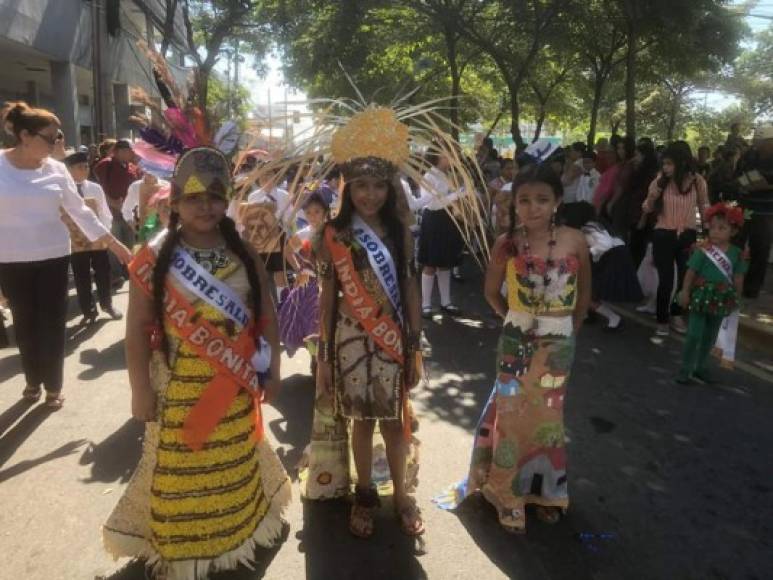 Las lindas alumnas con trajes de india: Liliana Ramos, Mía Manzano y Marcia Bechabe de la escuela Luis Landa del barrio Cabañas de San Pedro Sula.