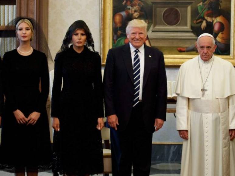 Su visita al Papa, con quien también protagonizó sendas polémicas, se viralizó en redes sociales.