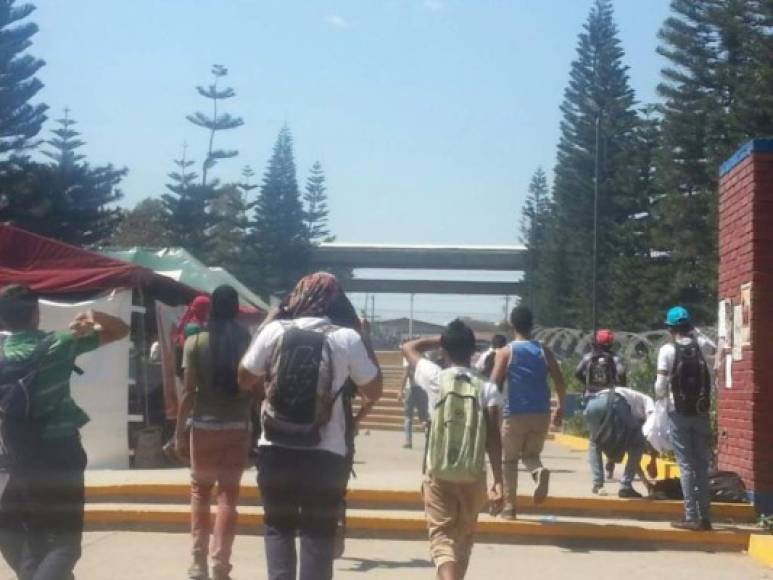 Un grupo de estudiantes que protestaba frente a los accesos de la Universidad Nacional Autónoma de Honduras (UNAH) en Tegucigalpa fueron desalojados por la Policia Nacional.