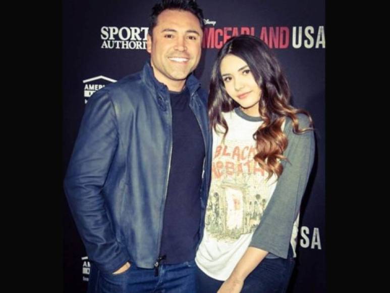 Posando con su padre, el legendario boxeador Oscar de la Hoya.