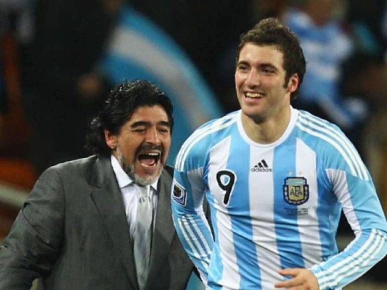 Con Argentina vivió sus más grisáceos momentos: es recordado por jugadas en que falló de cara al arco, como en Copa América 2015 y Mundial 2014. Sin embargo, marcó en 21 ocasiones para la 'Albiceleste'. En imagen, junto a Diego Maradona, en Sudáfrica 2010.