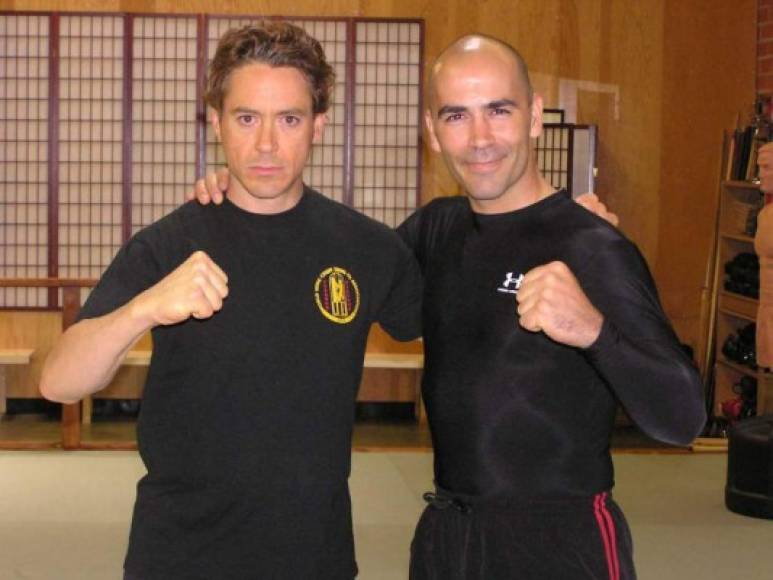 Es un experto en artes marciales. Para poder superar su adicción a las drogas, Robert comenzó a practicar Wing Chun, un estilo de kung fu que ha perfeccionado.