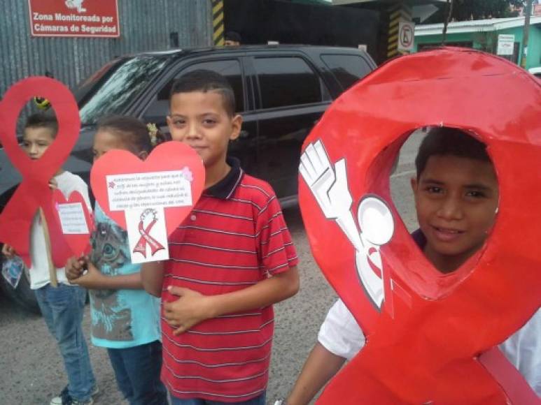 Menores sampedranos en la marcha en el Día Mundial de la Lucha contra el Sida.