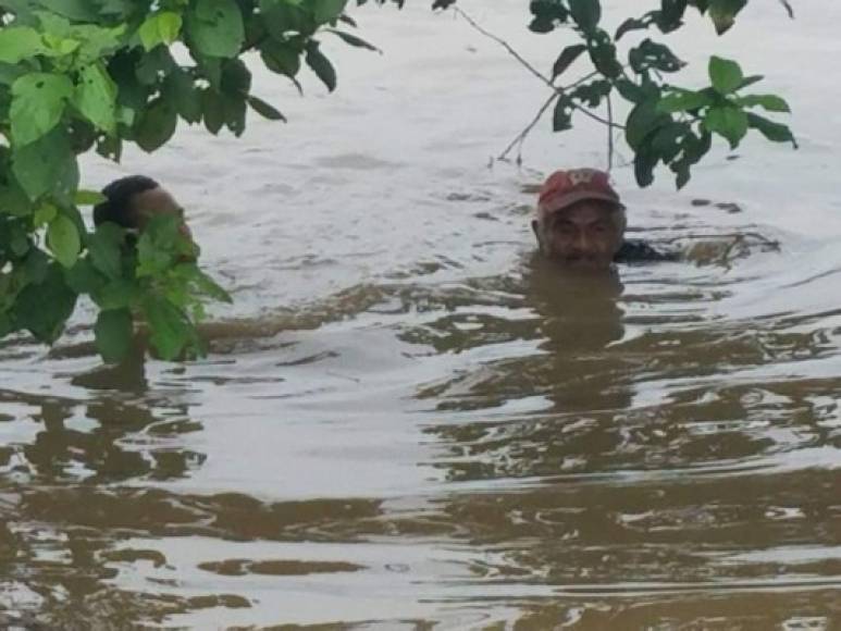 Al menos tres personas murieron esta semana a causa de las precipitaciones pluviales provocadas por un frente frío, con las que suman 43 fallecidos durante la temporada de lluvias en Honduras, informaron este jueves autoridades de socorro.<br/>