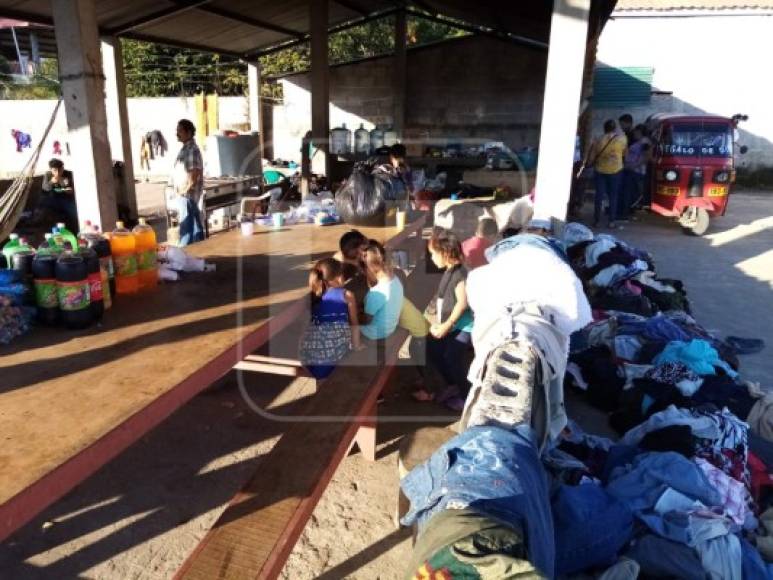 Ahora más de 1,300 pobladores, entre niños y adultos, están en albergues, otros en casas de amigos o de una zona llamada Las Bodegas, que se han solidarizado con los damnificados.