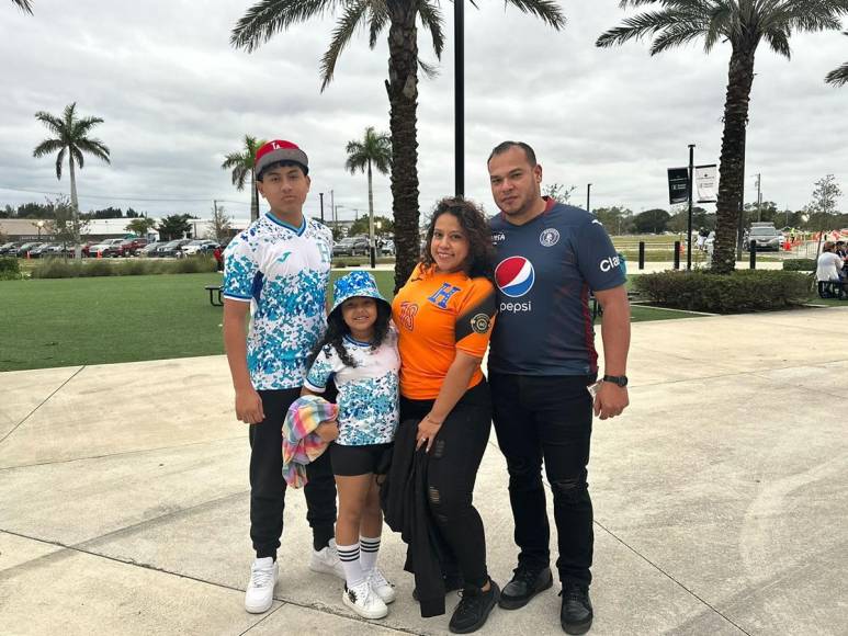 El hermano de Marlon Licona, su esposa e hijos llegaron apoyar al portero de la Selección de Honduras desde Nueva York. Confirmó que el arquero está muy emocionado por la oportunidad y responsabilidad que le están dando de ser titular hoy ante Islandia.