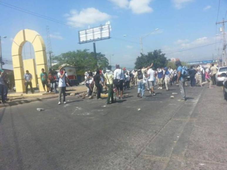Un grupo de estudiantes que protestaba frente a los accesos de la Universidad Nacional Autónoma de Honduras (UNAH) en Tegucigalpa fueron desalojados por la Policia Nacional.