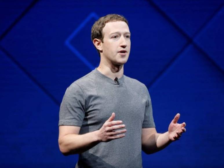 Mark Zuckerberg. <br/>El creador de Facebook y dueño de redes sociales como WhatsApp e Instagram tiene una fortuna valorada en aproximadamente 80 mil millones de dólares, no obstante, siempre viste de manera muy sencilla sin importar en donde se encuentre.