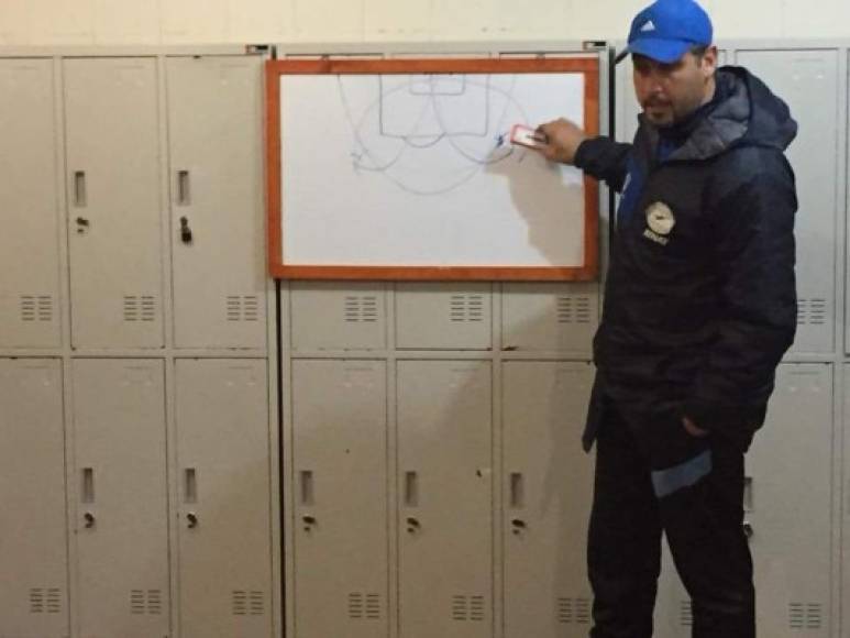 El uruguayo Juan Obelar perdió los cuatro dedos de su mano, hoy el exportero se ha preparado como entrenador de fútbol.<br/>