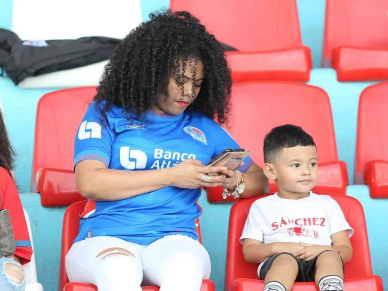 La esposa del jugador olimpista Carlos Sánchez asistió al estadio Nacional con su hijo para apoyar al ‘Mango‘ ante Marathón.