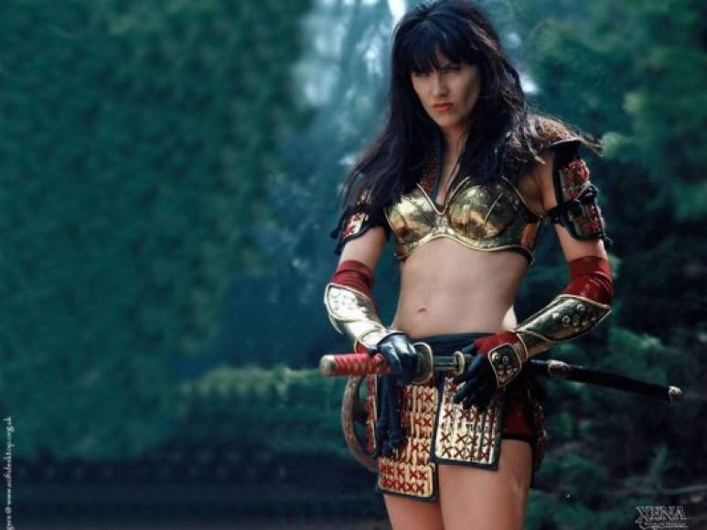 Los años no pasan por Lucy Lawless, la actriz y cantante neozelandesa conocida principalmente por su papel de Xena la princesa guerrera.<br/><br/>Tras 23 años de la serie la actriz sigue luciendo igual de hermosa.