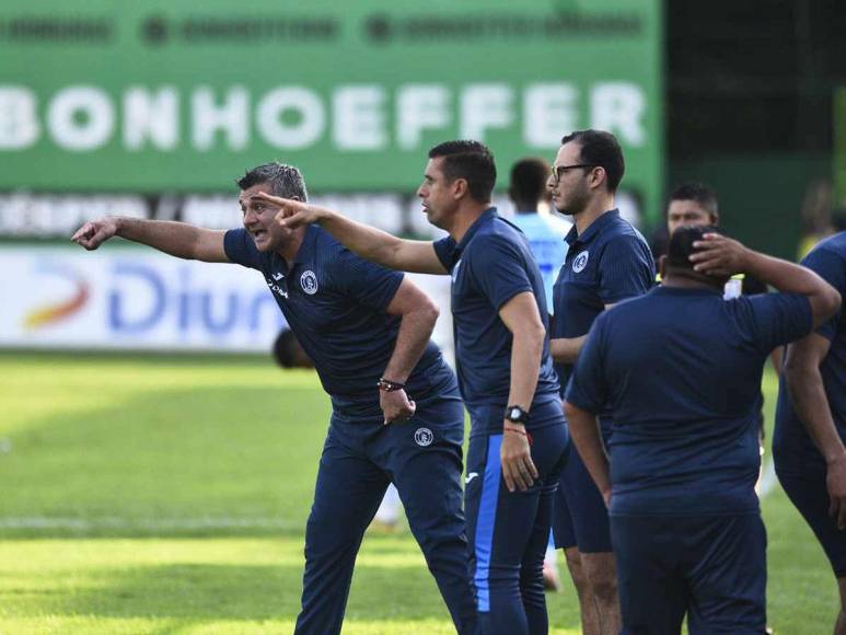 Diego Vázquez vivió con mucha intensidad el duelo Motagua vs Marathón. 