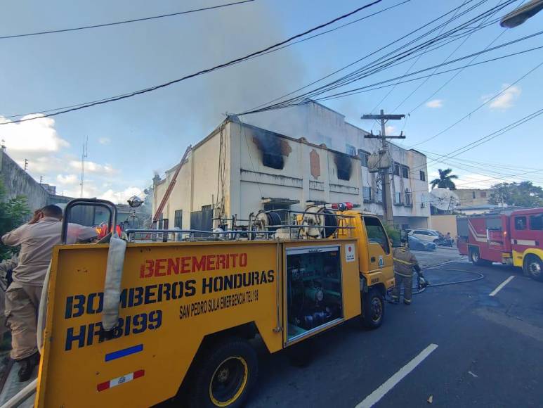 Un fuerte incendio se registró este martes en una vivienda de dos plantas en el Benque 4 calle sur oeste 9 y 10 avenida cerca del Comisionado Nacional.