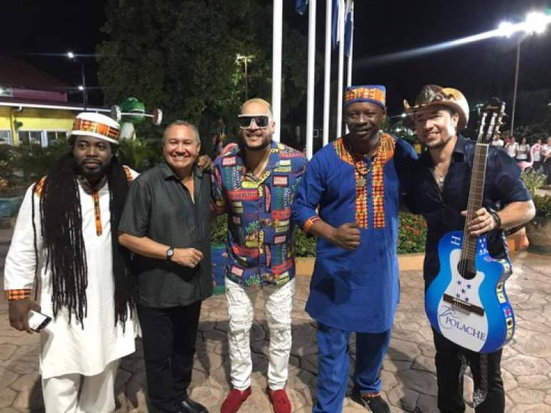 'Nibu Man', Pilo Tejeda, El Chevo, 'Tucu Tucu' y Polache posando luego de más de cinco horas de grabación en 'La Perla del Úlua'.
