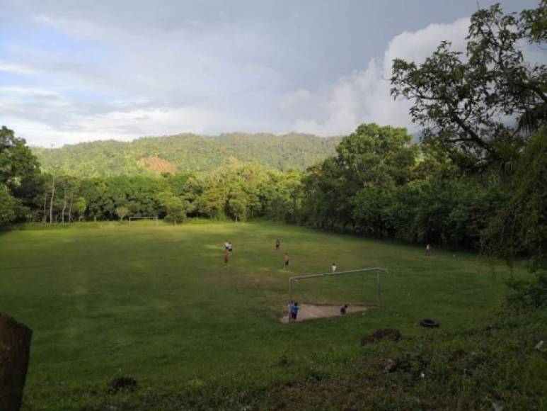 La peculiar ubicación de esta cancha, en medio de un bosque en El Porvenir, Atlántida. De este lugar es originario Jhow Benavídez, futbolista del Real España.