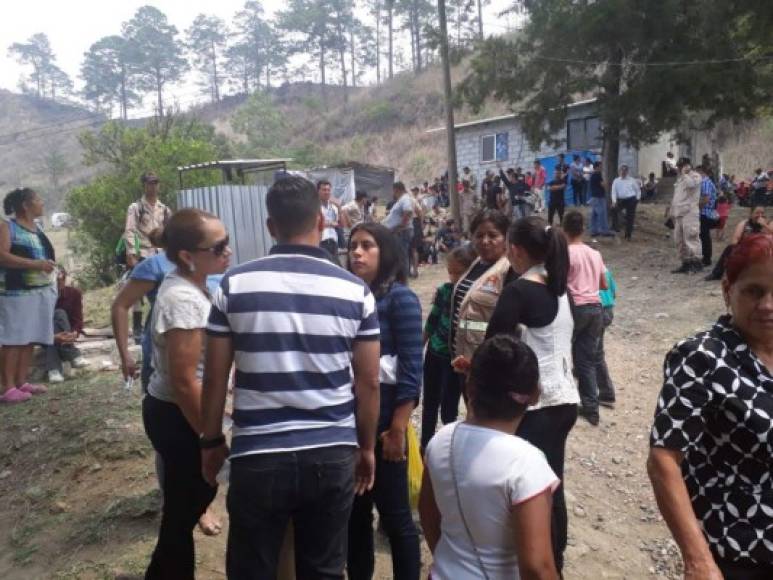 Sus amigos, compañeros y familiares presentes en su sepelio en San Matías.