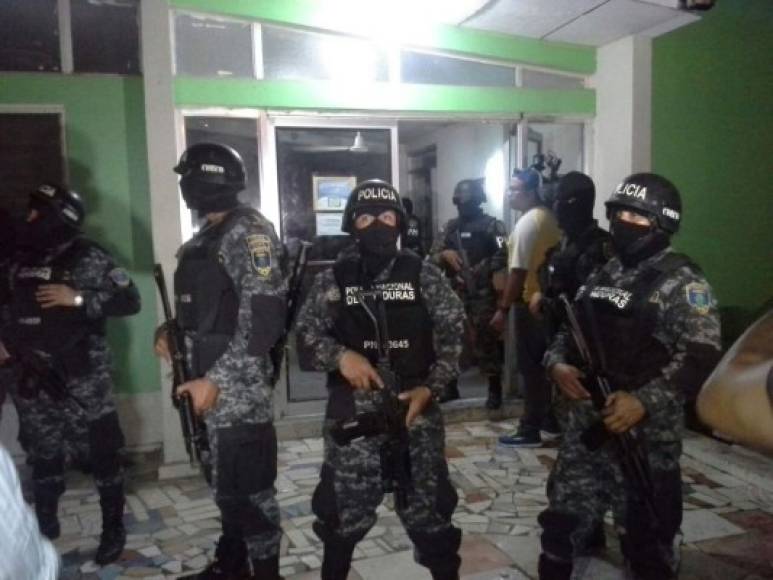 La Policía Militar resguarda las afueras de las oficinas de Fusina en la 105 Brigada de Infantería de San Pedro Sula.