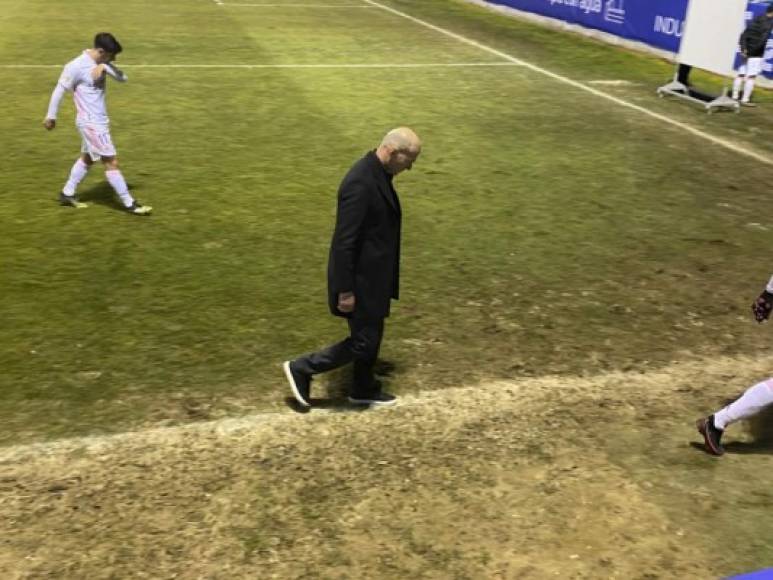 Zidane se marchó cabizbajo por la eliminación del Real Madrid.